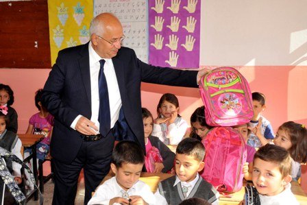 Miniklerin okul hediyeleri Fethi Yaşar`dan