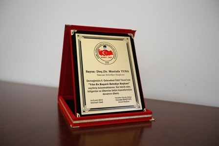 KAMUDER, SİNCAN BELEDİYE BAŞKANI DOÇ. DR. MUSTAFA TUNA?YI EN İYİ BELEDİYE BAŞKANI SEÇTİ