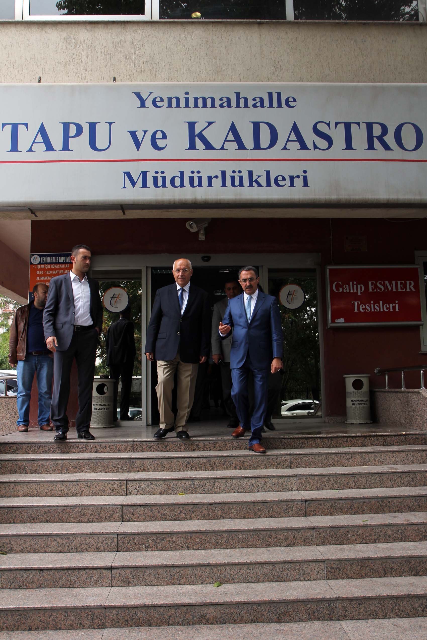 Yaşar`dan tapu çalışanlarına jest