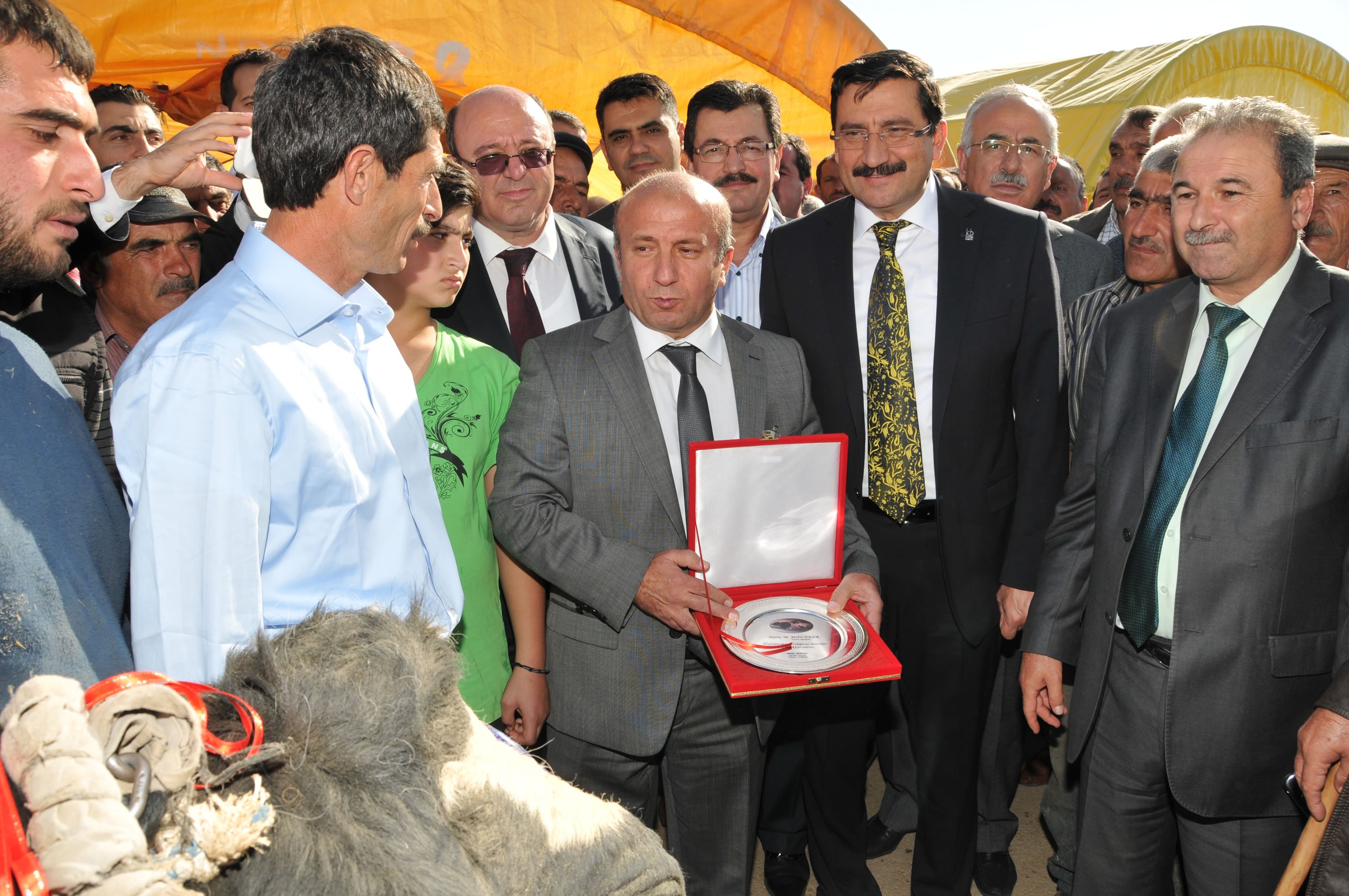 BAKAN YARDIMCISI VE BAŞKAN AK KURBANLIK SATIŞ ALANINI GEZDİ