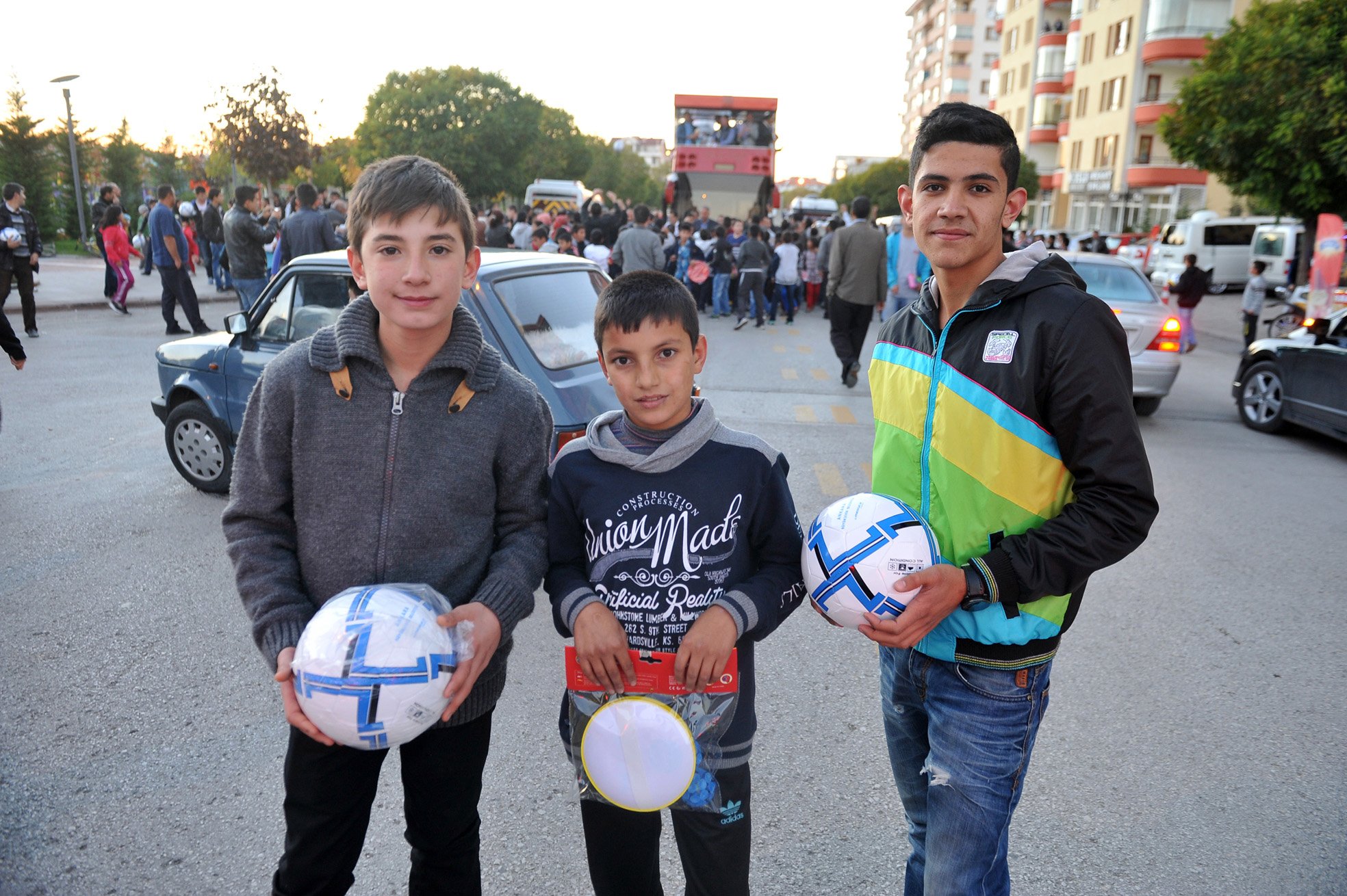 BAŞKAN GÖKÇEK, TOP VE OYUNCAK DAĞITIMINI SÜRDÜRDÜ