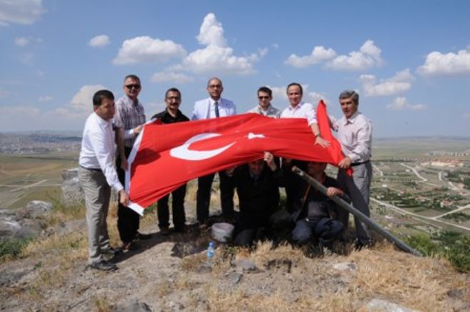 Belediye Karatepede Türk Bayrağını Dikti.