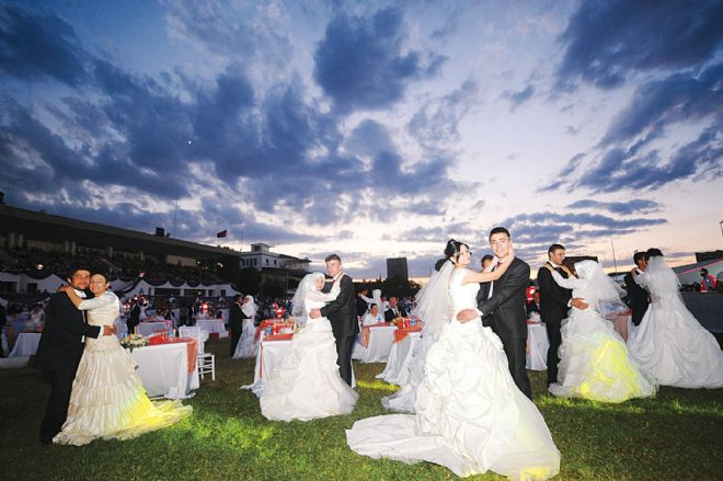 Hafta Sonunda 214 Çiftin Toplu Düğünü Var