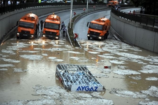Sağnak yağış trafiği felç etti