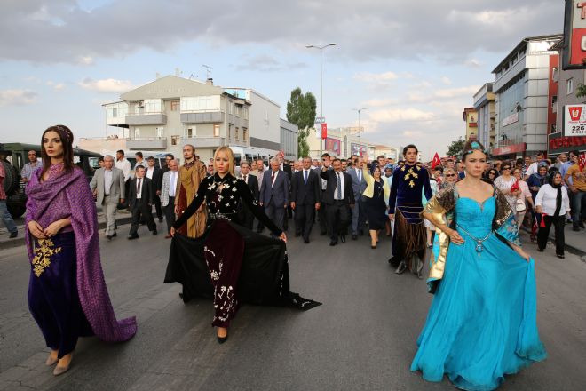 Onbinler büyük festivale yürüdü
