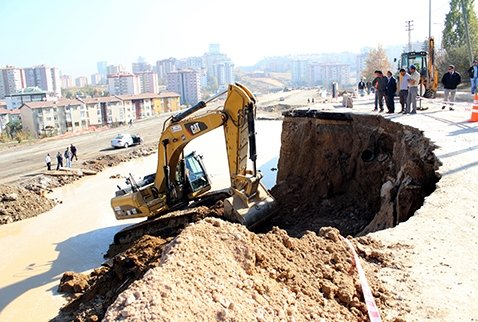 ODTÜ yolu inşaatı çöktü, bir öğrenci içine düştü