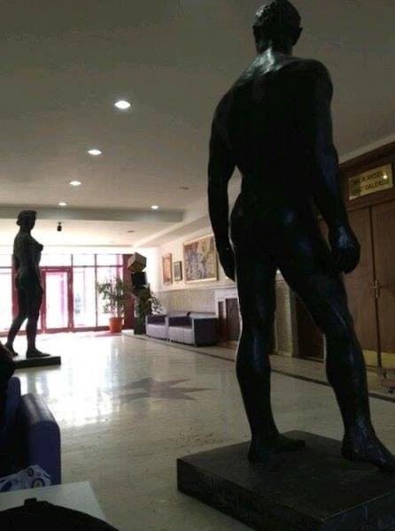 Heykellere Bakınca Tahrik Olan Bir Nesil Mi Yetişiyor ?  