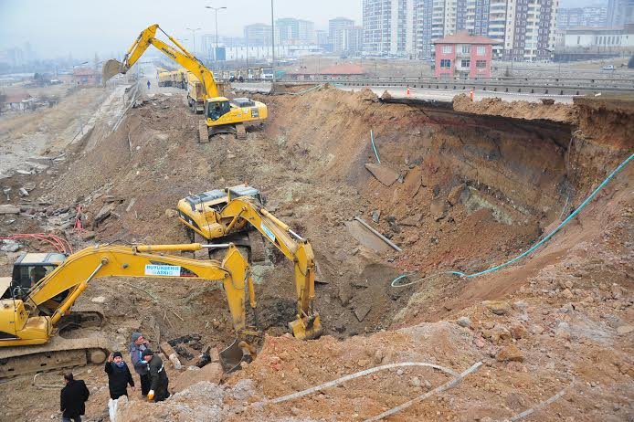 Başkent Köprüleri Çatırdıyor  