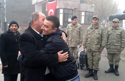 Ankara`da Yeni Yılın İlk Günü Erken Terhis Sevinci