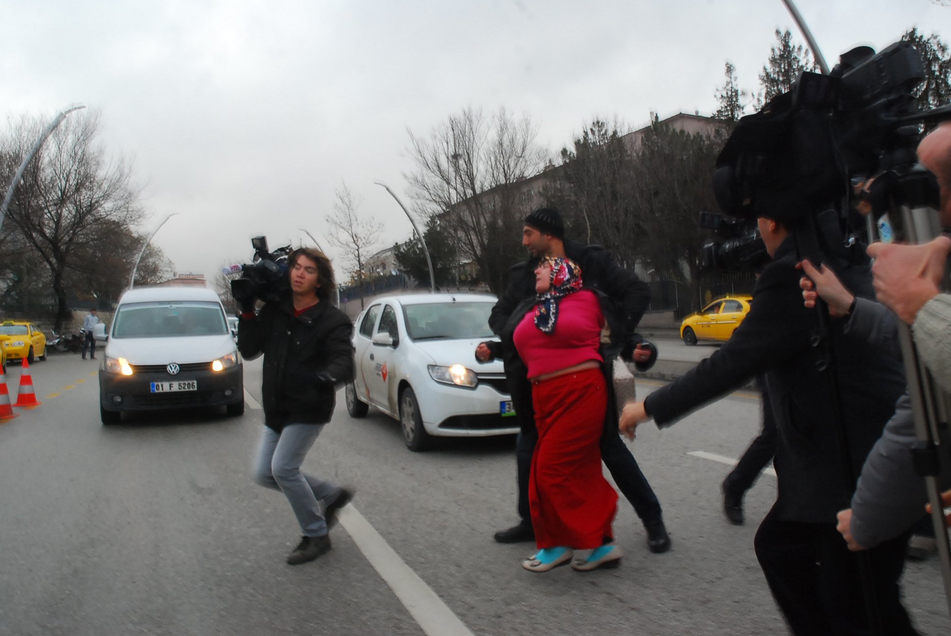 Meclis önünde 3 kişilik aile kendini yakmaya çalıştı