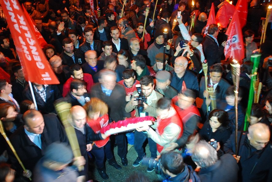 CHP`li Gençler Uğur Mumcu`yu Evinin Önünde Andı
