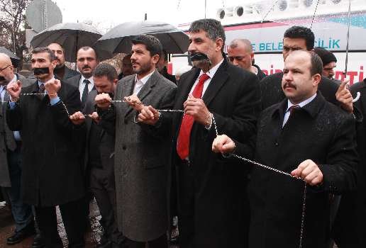 TBMM ÖNÜNDE ZİNCİRLİ VE BANTLI EYLEM