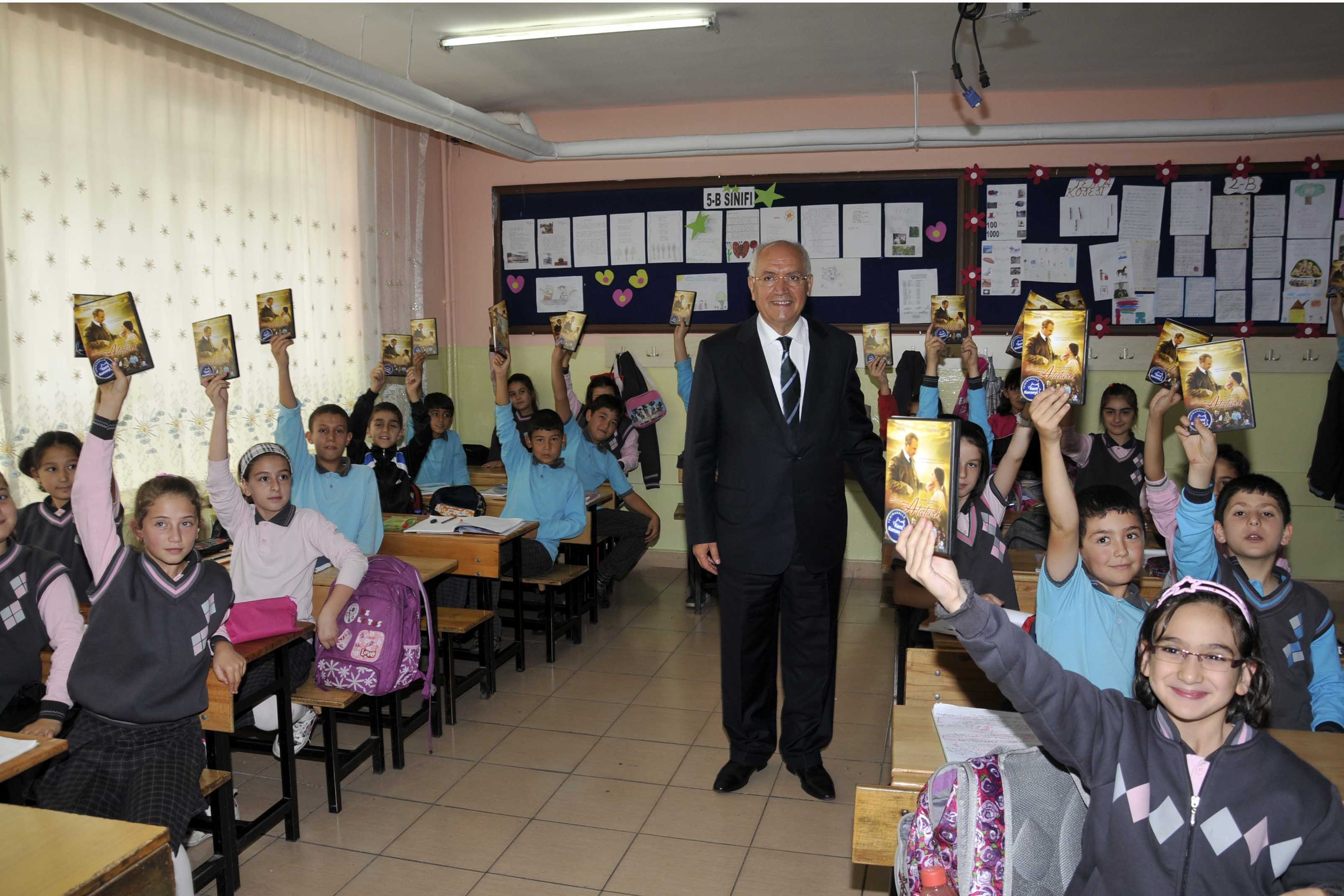 Yenimahalleli Miniklere 29 Ekim Hediyesi