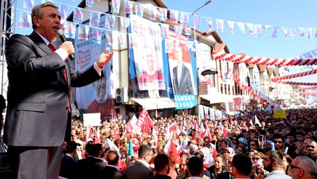Meydanda bayraklı koalisyon