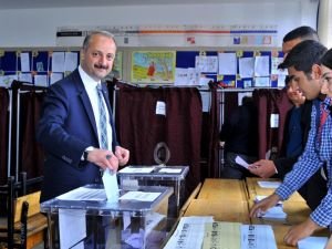 Akgül Ailesiyle Birlikte Oy Kullandı