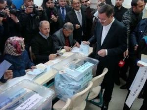 Gökçek Ailesi, Halide Edip Adıvar Ortaokulu`nda Oylarını Kullandı