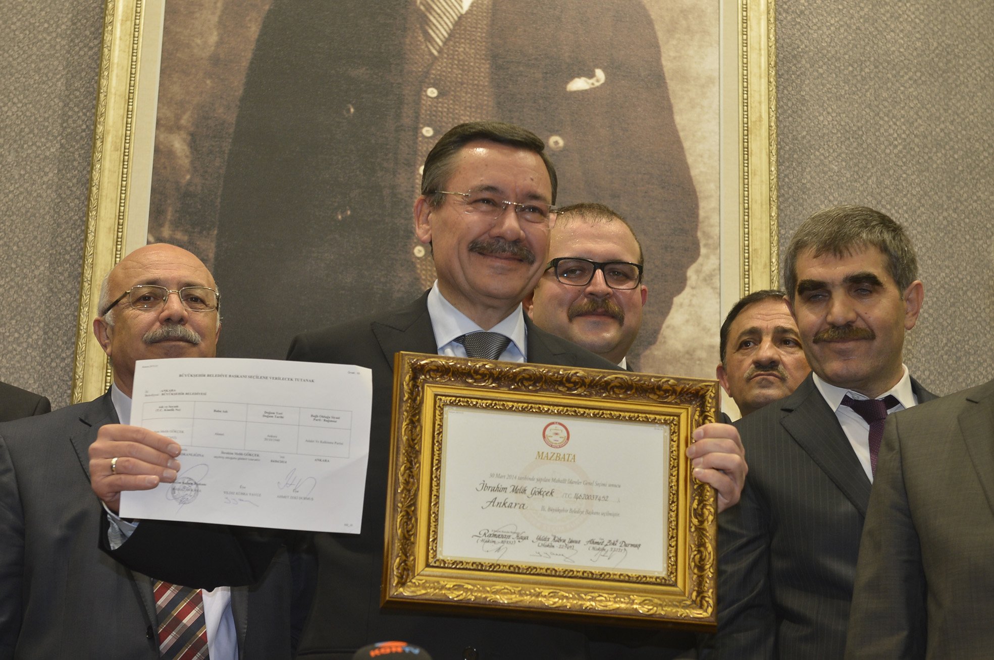 Gökçek ; Osmanlı Bayrakları İle Karşılandı Törenle Mazbatasını Aldı