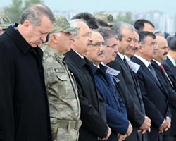 Erdoğanın başı eğik çünkü!