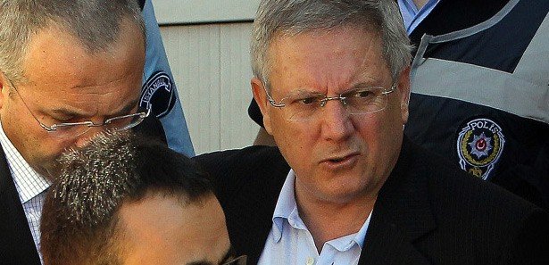 Şike davasında Şekip Mosturoğlu`nun da aralarında bulunduğu 19 sanık hakkında mahkemenin verdiği 2 yıldan az mahkumiyet kararları kesinleşti.