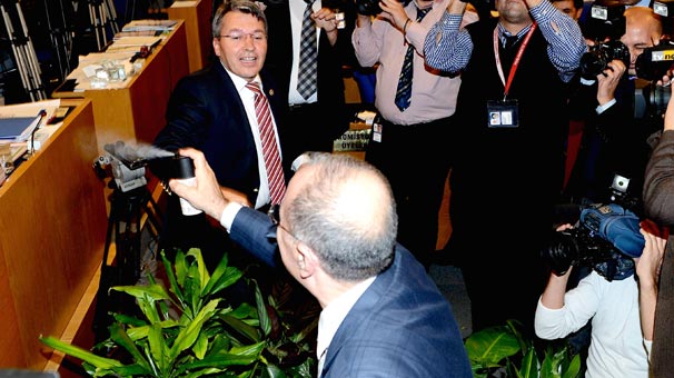 

CHP`li Vekil Meclis`te biber gazı sıktı

