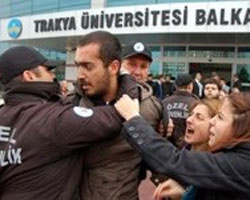 Bakan yardımıcısını protestoda arbede!