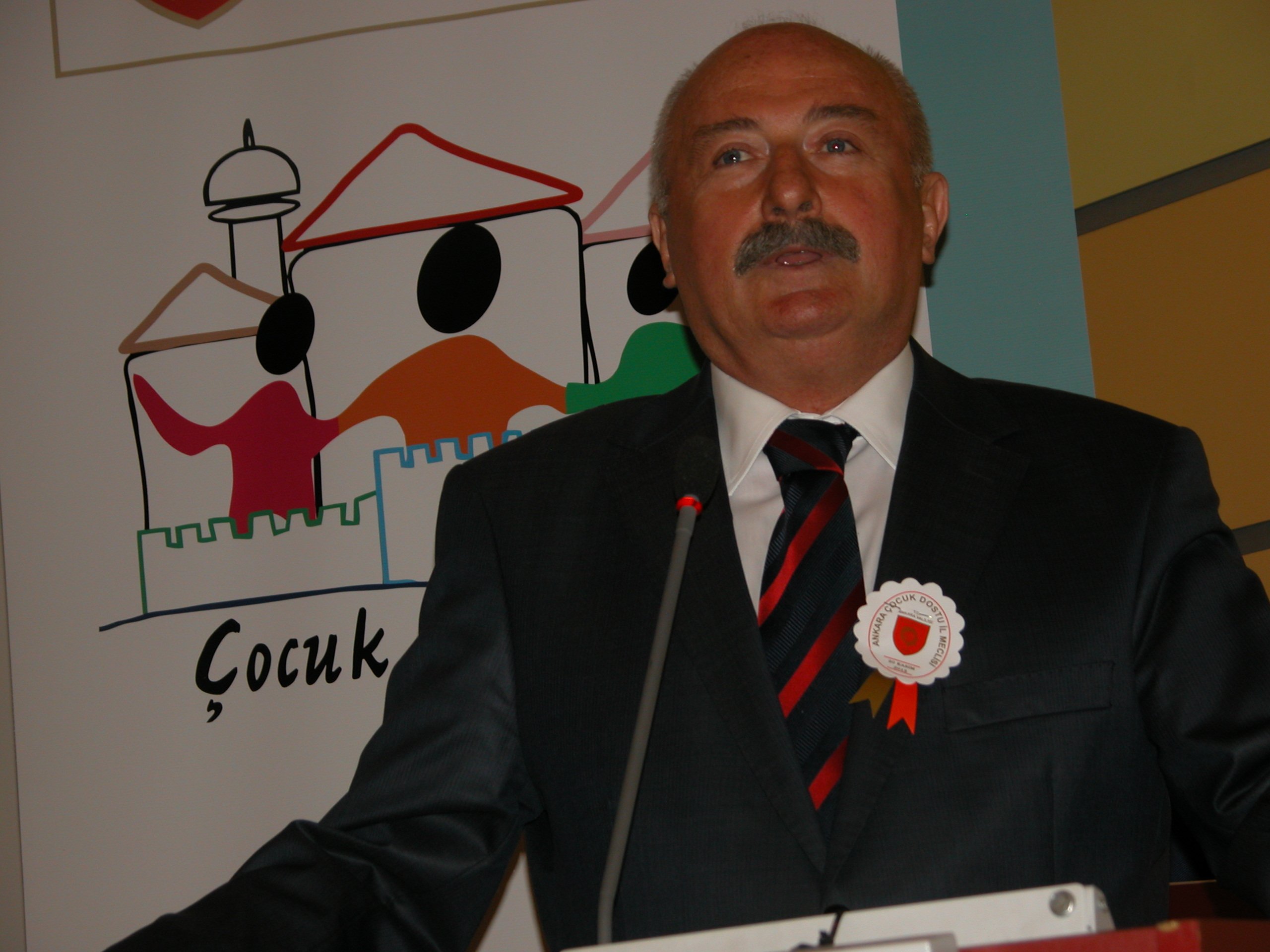 VALİ YÜKSEL, ÇOCUKLARI SIKTI