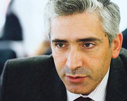 Ak Parti çatırdıyor!