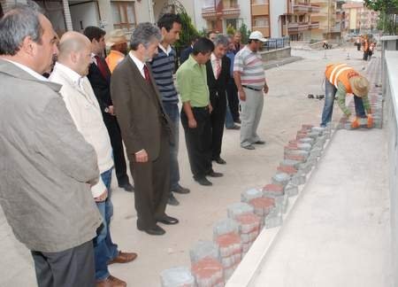 Sincan Belediyesi kaldırım çalışmalarını sürdürüyor.