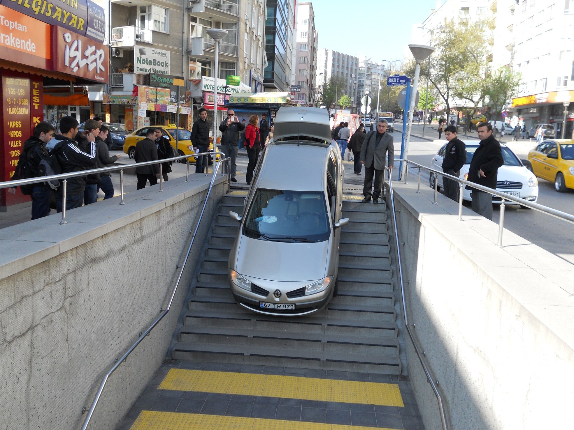Metro Girişini otopark Sandı