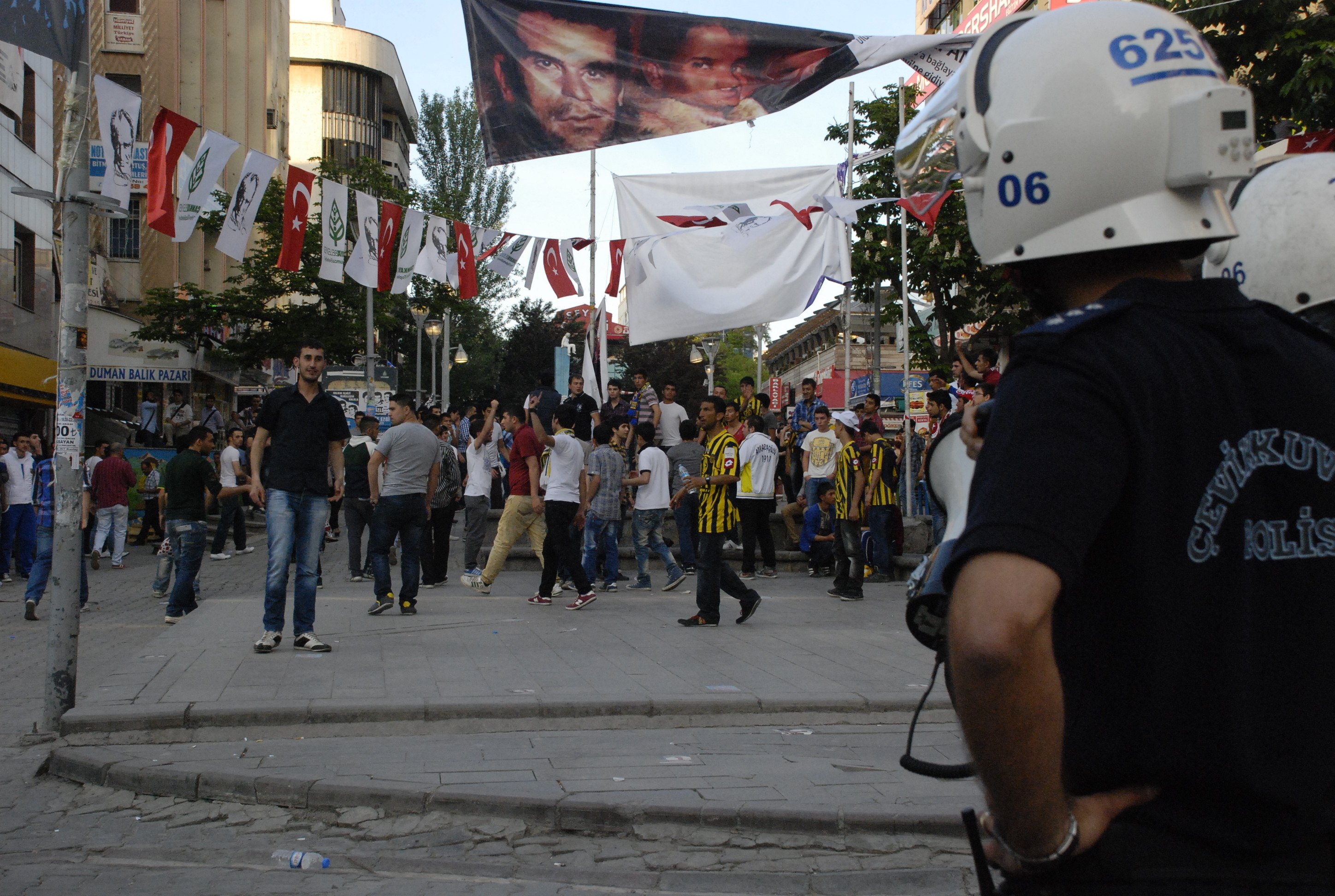 Cenaze evin de dügün olmaz diyen Ankaragüçlü  taraftar öfkelendi 
